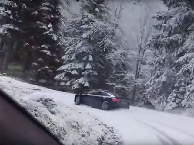 Audi R8 дрифтит по снежной горной дороге